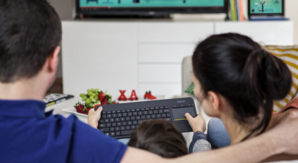 Clavier sans fil avec pavé tactile intégré Logitech Wireless Touch Keyboard K400 Plus Noir (AZERTY, Français) – Image 4