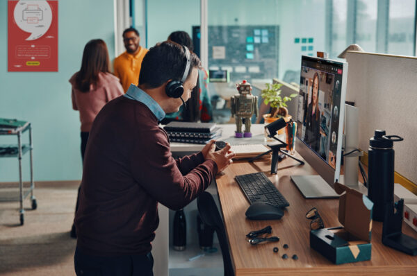 Prix POLY Micro-casque Voyager Focus 2-M Certifié Microsoft Teams avec base de chargement (77Y90AA) -  -  – Image 3