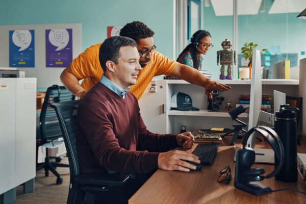 Prix POLY Micro-casque Voyager Focus 2-M Certifié Microsoft Teams avec base de chargement (77Y90AA) -  -  – Image 4