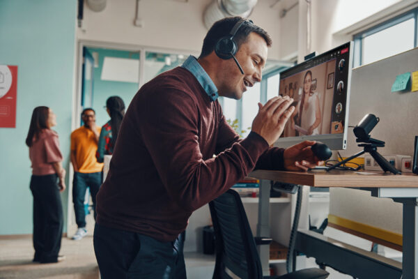 Prix POLY Micro-casque Voyager Focus 2-M Certifié Microsoft Teams avec base de chargement (77Y90AA) -  -  – Image 6
