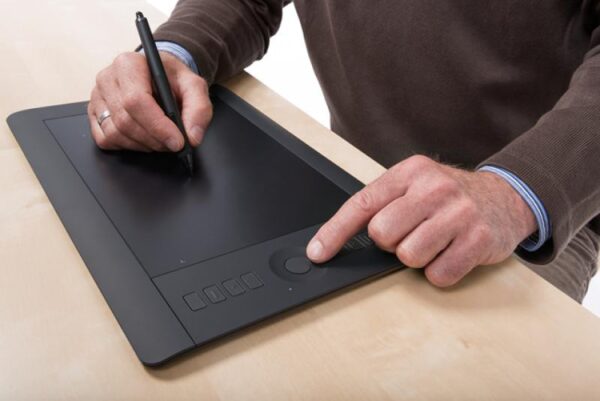 Tablette graphique professionnelle multi-touch Wacom Intuos Pro Medium (PTH-651-FRNL) – Image 6